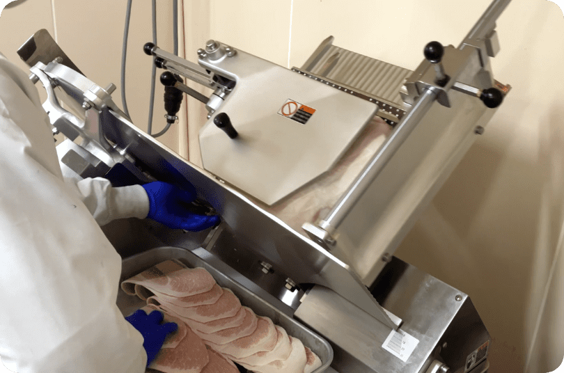 カット作業風景